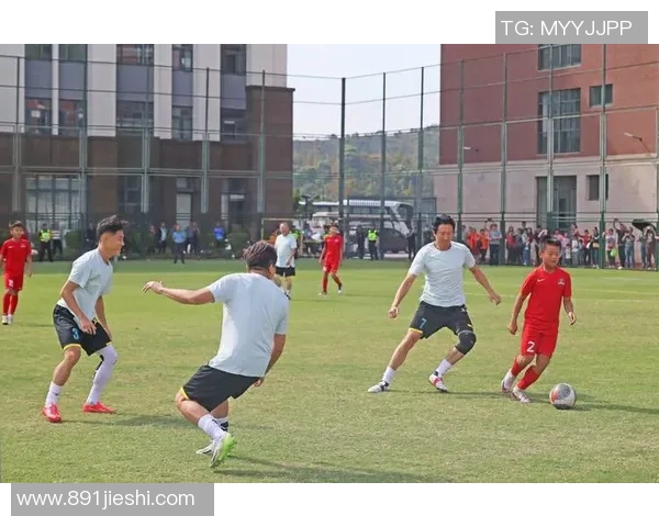 足球比赛中场上有多少人参与以及替补席的球员数量分析 足球比赛中场上有多少人参与以及替补席的球员数量分析